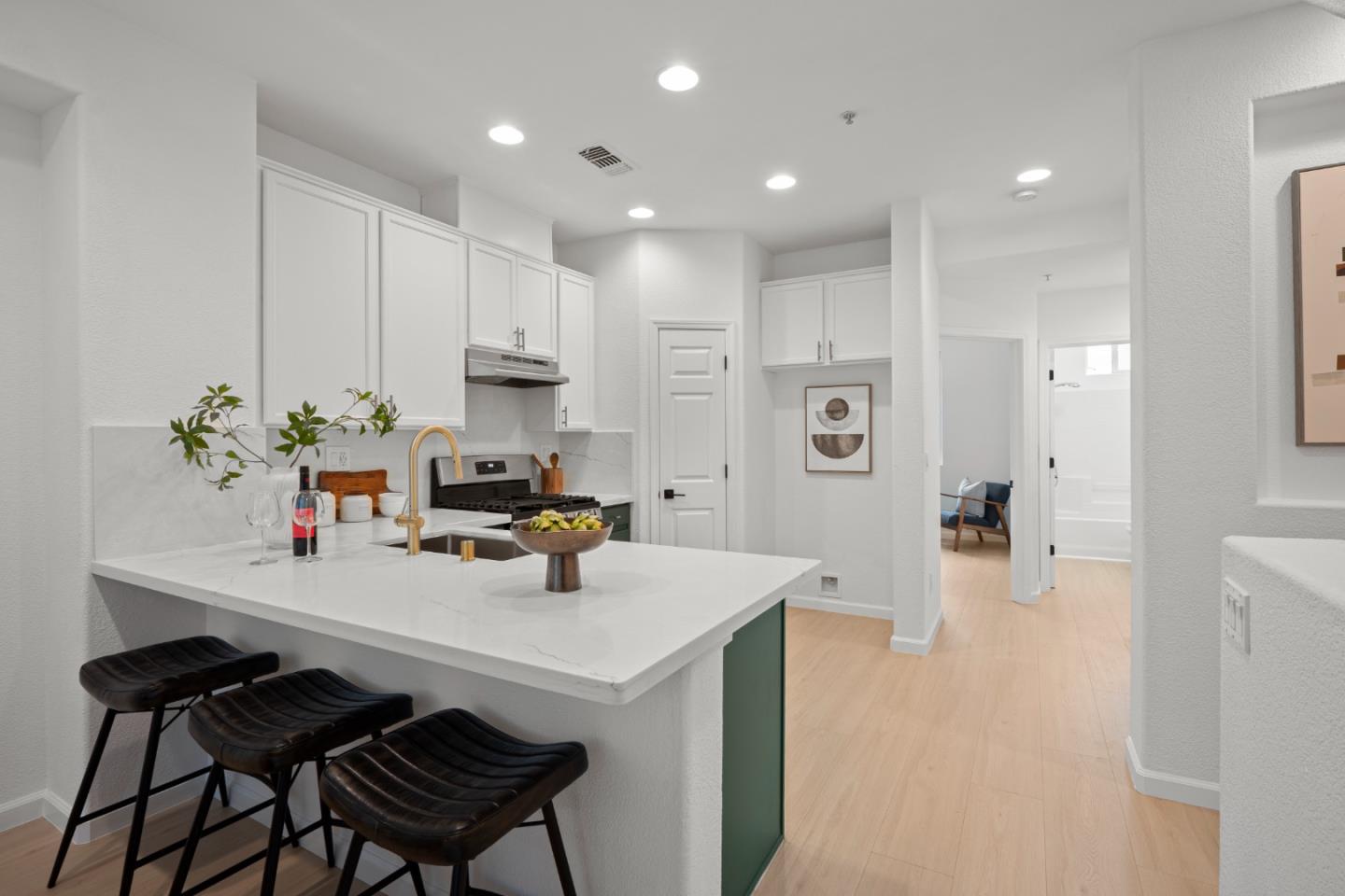 Detail Gallery Image 9 of 20 For 728 City Walk Pl #4,  Hayward,  CA 94541 - 3 Beds | 3 Baths