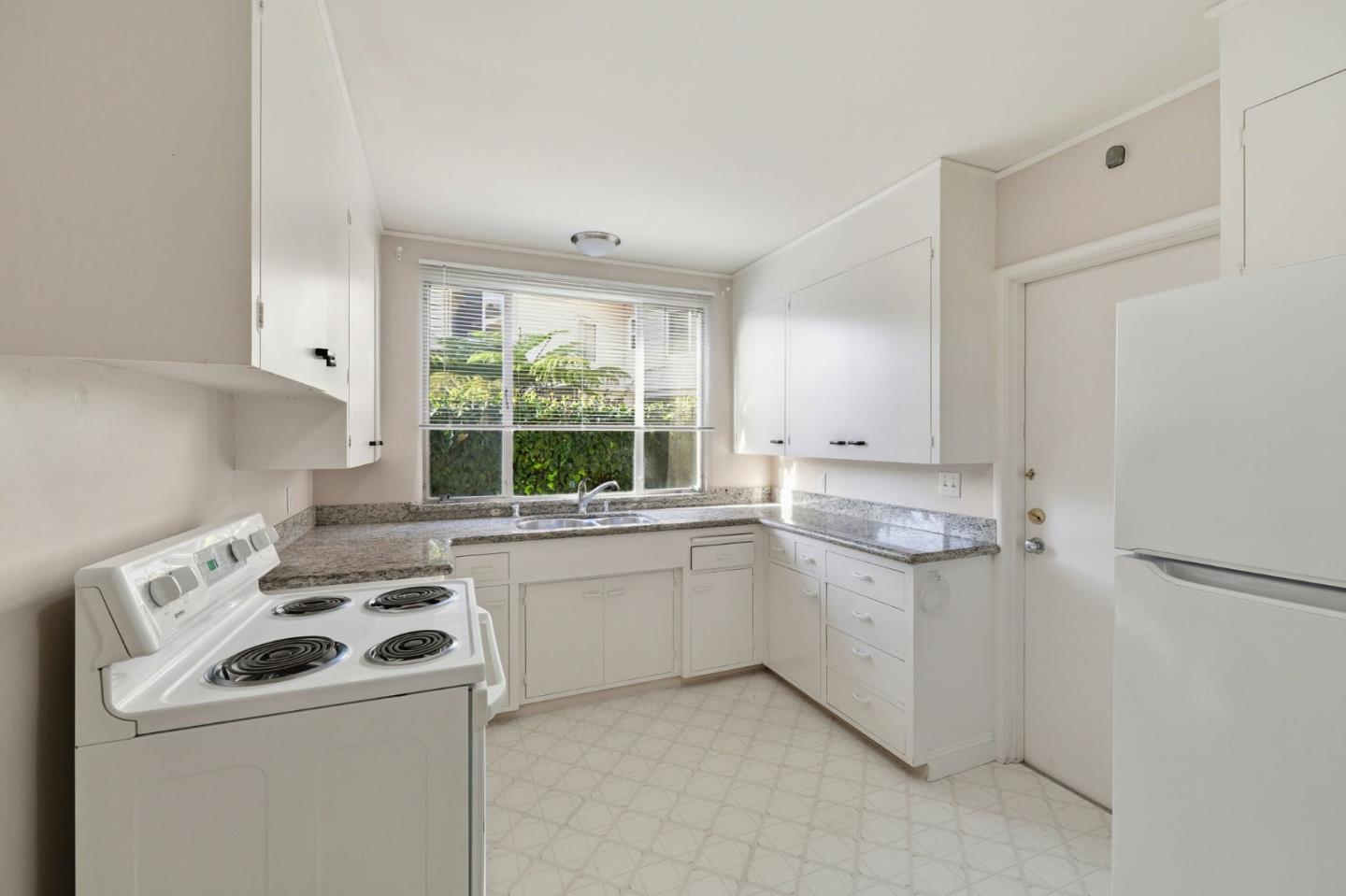 Detail Gallery Image 11 of 21 For 24 Baytree Way, San Mateo,  CA 94402 - – Beds | – Baths