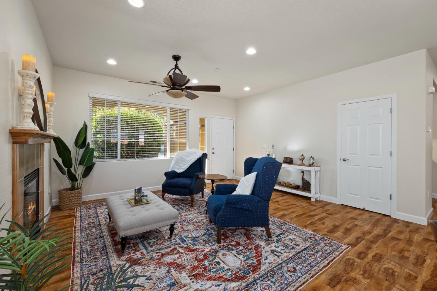 Detail Gallery Image 3 of 26 For 1355 Cypress Ct, Gilroy,  CA 95020 - 2 Beds | 2 Baths