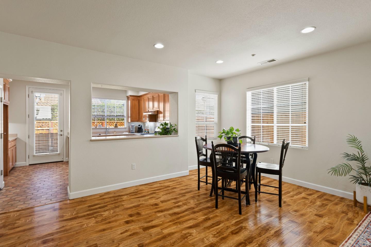 Detail Gallery Image 8 of 26 For 1355 Cypress Ct, Gilroy,  CA 95020 - 2 Beds | 2 Baths