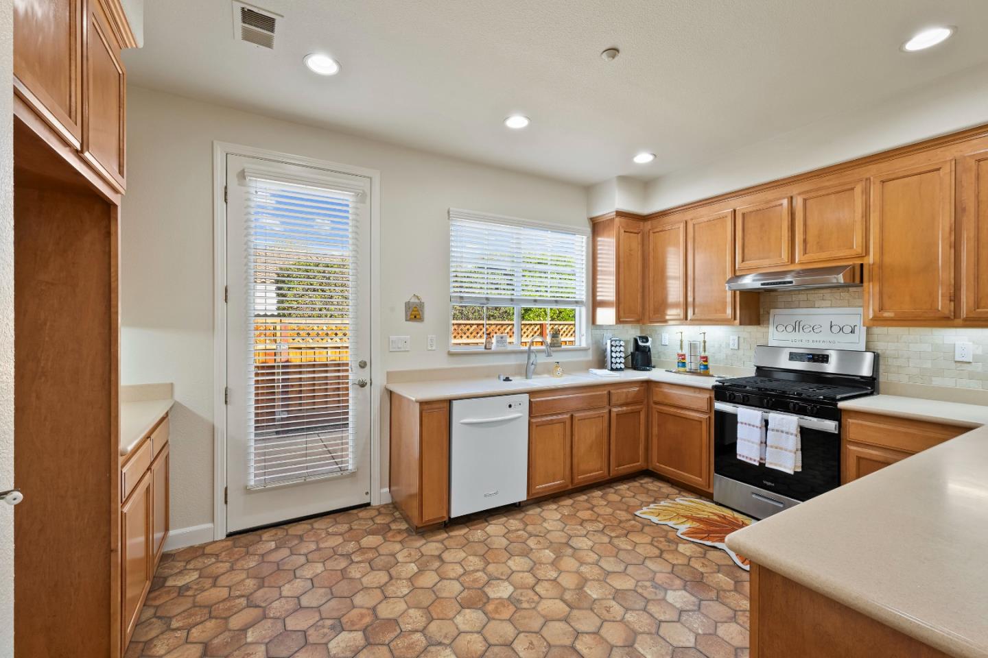 Detail Gallery Image 9 of 26 For 1355 Cypress Ct, Gilroy,  CA 95020 - 2 Beds | 2 Baths