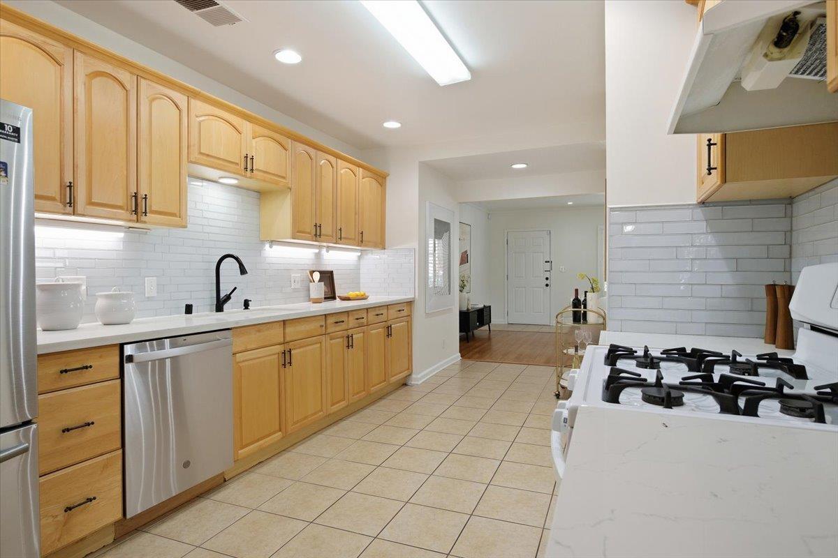 Detail Gallery Image 8 of 28 For 1864 Park Ave, San Jose,  CA 95126 - 3 Beds | 2 Baths