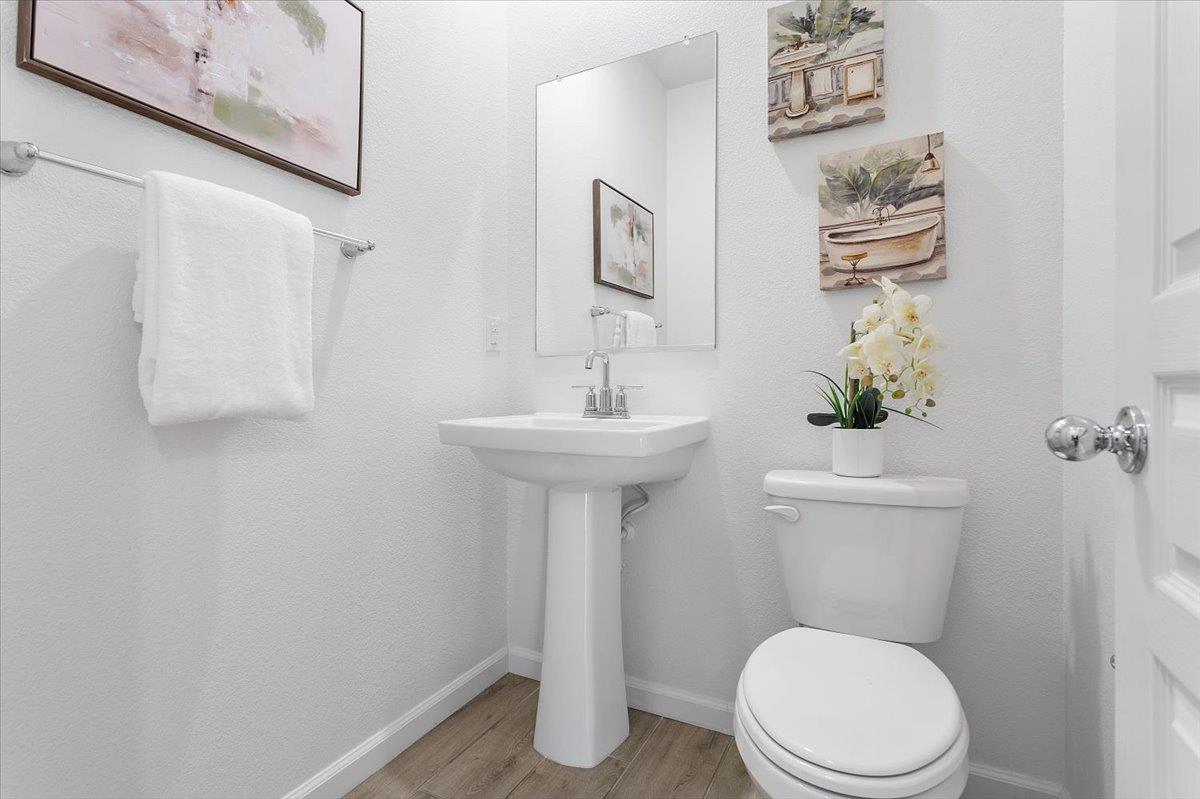 Detail Gallery Image 10 of 34 For 25218 Parklane Dr, Hayward,  CA 94544 - 4 Beds | 3/1 Baths