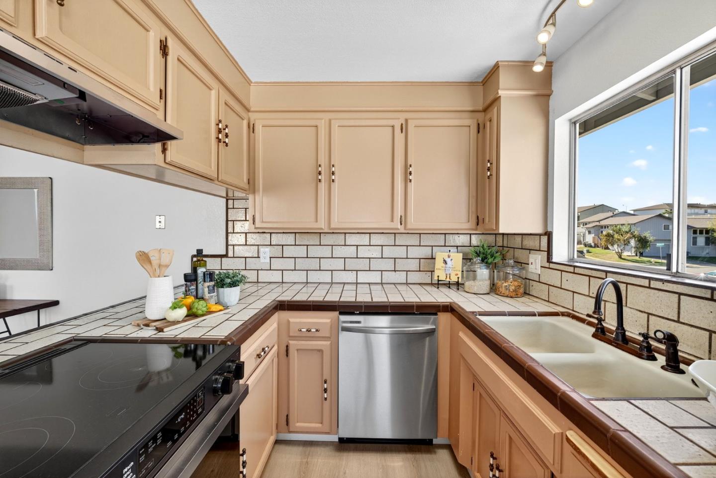 Detail Gallery Image 7 of 67 For 18848 Eisenhower St, Salinas,  CA 93906 - – Beds | – Baths