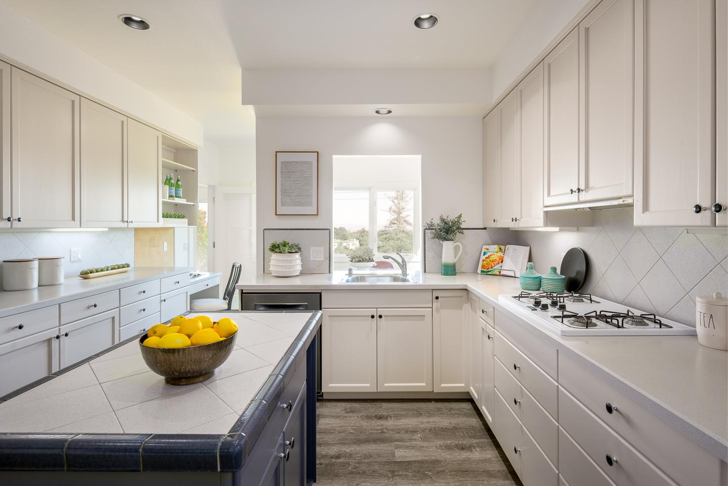 Detail Gallery Image 4 of 17 For 530 Live Oak Ln, Redwood City,  CA 94062 - 3 Beds | 2/1 Baths