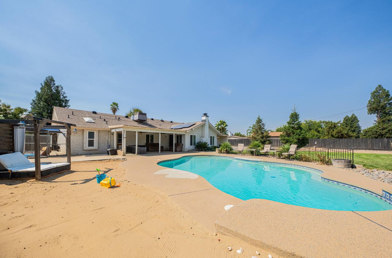 Detail Gallery Image 4 of 49 For 26891 Fonda Ave, Madera,  CA 93638 - 3 Beds | 2 Baths