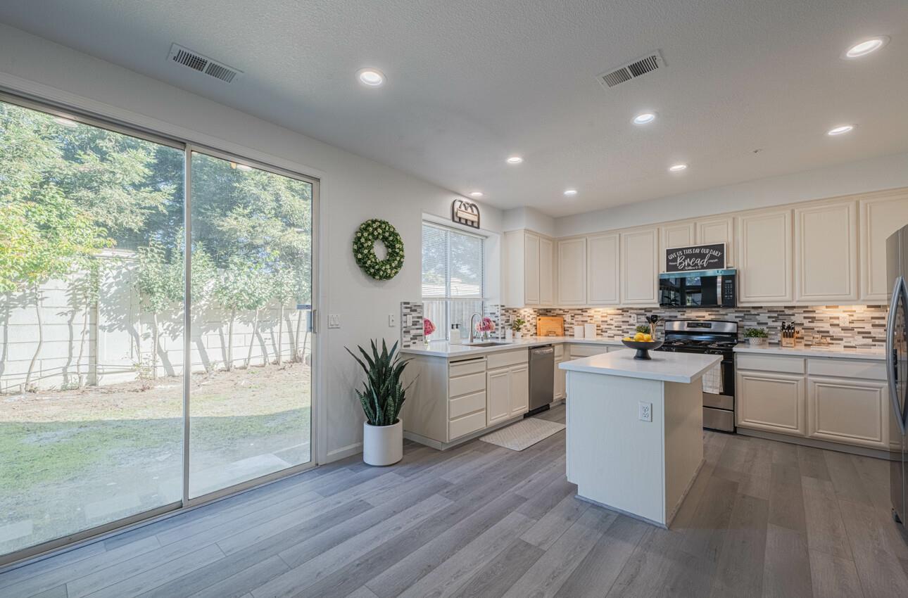 Detail Gallery Image 10 of 42 For 327 Rhine Ct, Salinas,  CA 93906 - 4 Beds | 3 Baths