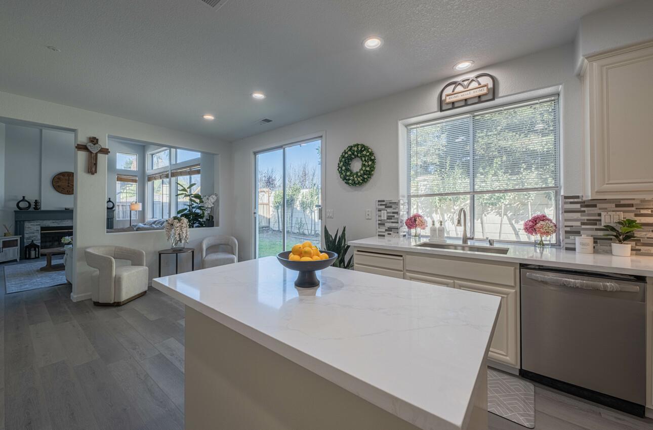 Detail Gallery Image 12 of 42 For 327 Rhine Ct, Salinas,  CA 93906 - 4 Beds | 3 Baths