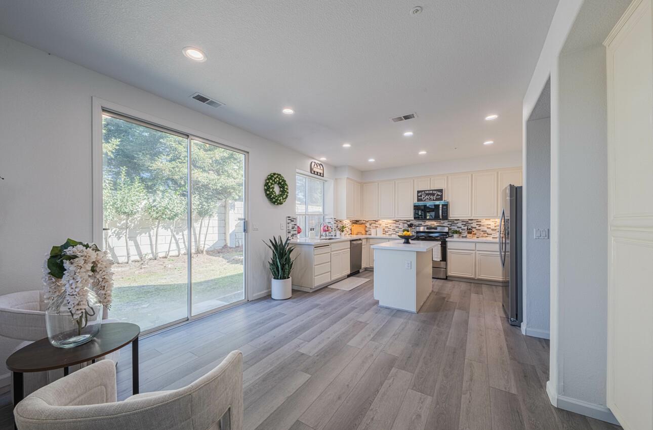 Detail Gallery Image 14 of 42 For 327 Rhine Ct, Salinas,  CA 93906 - 4 Beds | 3 Baths