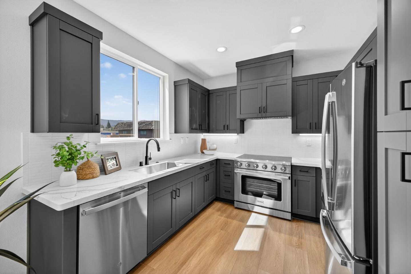 Detail Gallery Image 18 of 52 For 955 Woodside Rd, Redwood City,  CA 94061 - 4 Beds | 2/1 Baths