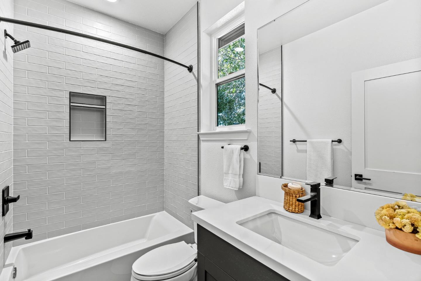 Detail Gallery Image 19 of 29 For 943 Woodside Rd, Redwood City,  CA 94061 - 4 Beds | 3/1 Baths