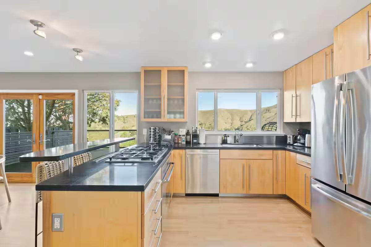 Detail Gallery Image 4 of 33 For 63 Kathleen Ct, Pacifica,  CA 94044 - 4 Beds | 3/1 Baths