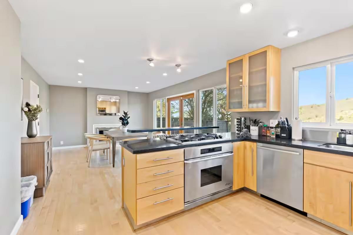 Detail Gallery Image 5 of 33 For 63 Kathleen Ct, Pacifica,  CA 94044 - 4 Beds | 3/1 Baths