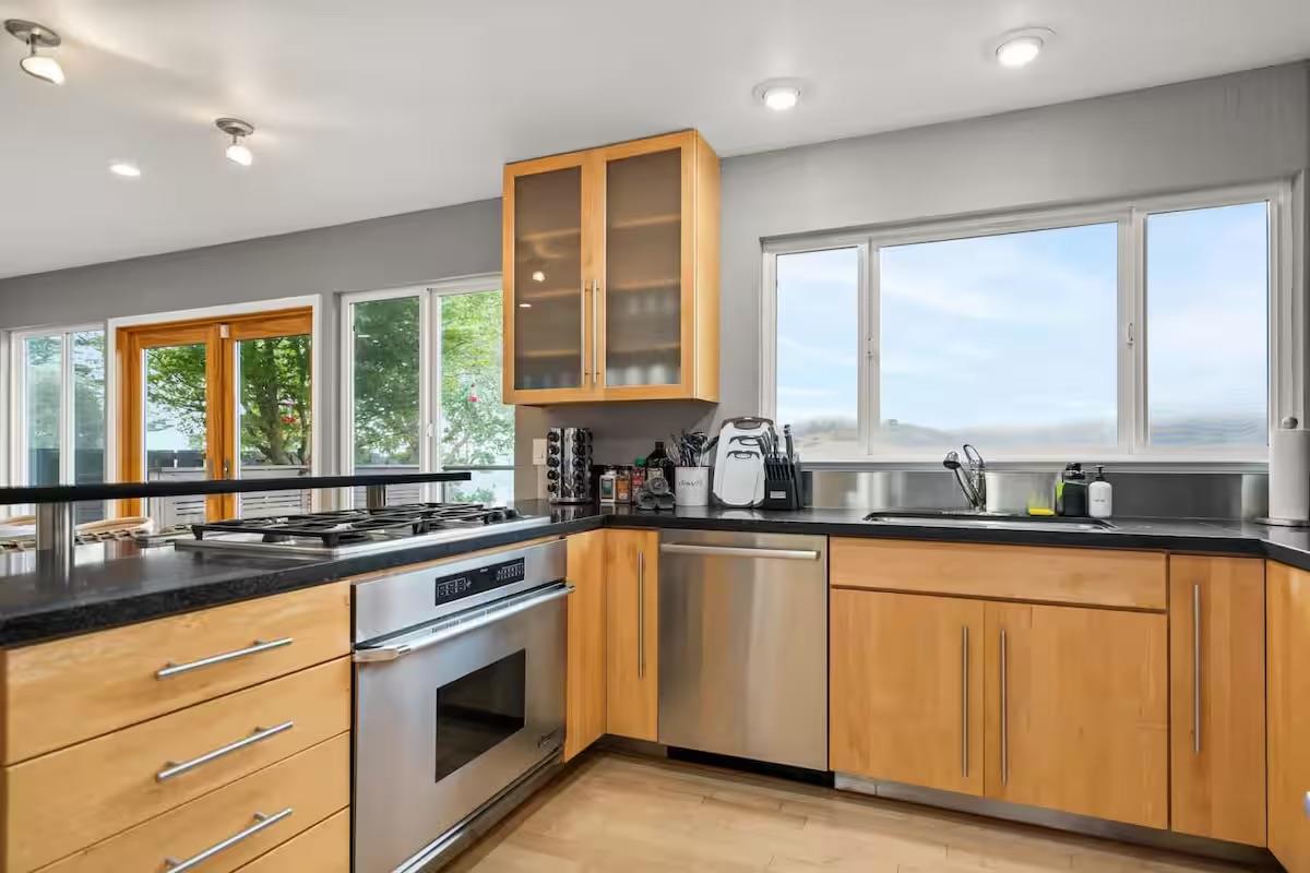 Detail Gallery Image 7 of 33 For 63 Kathleen Ct, Pacifica,  CA 94044 - 4 Beds | 3/1 Baths