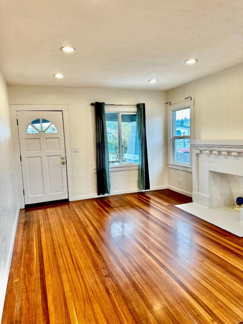 Detail Gallery Image 5 of 11 For 1557 79th Ave, Oakland,  CA 94621 - 3 Beds | 1 Baths