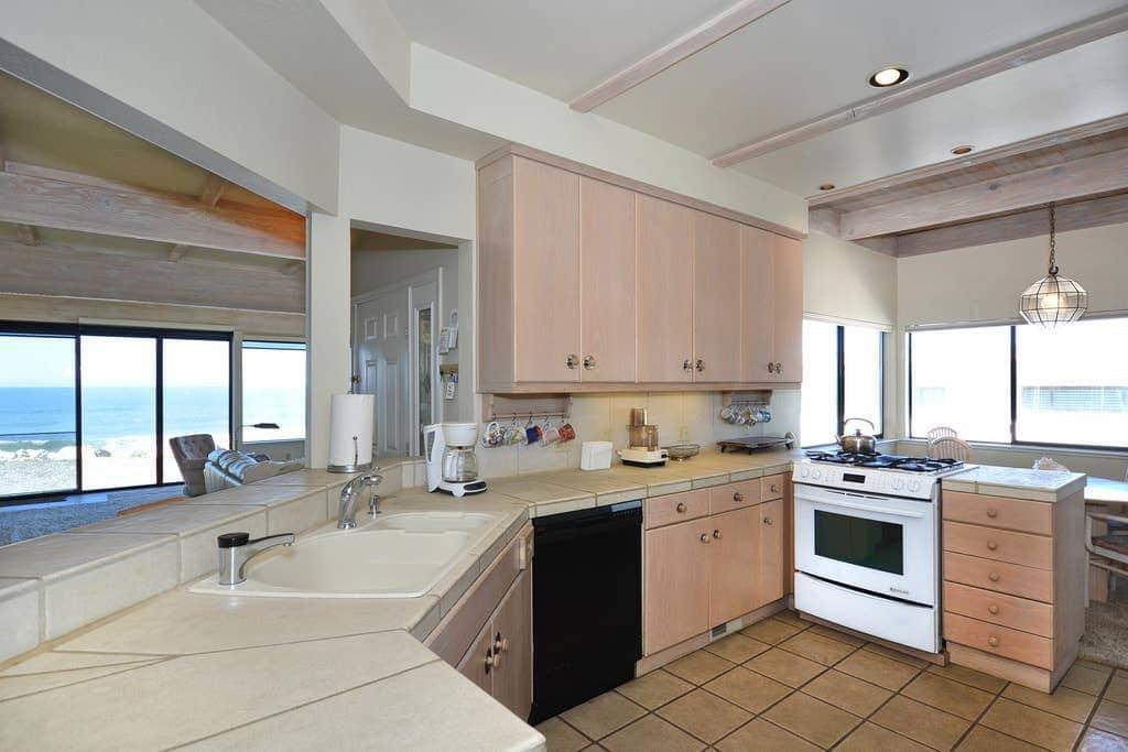 Detail Gallery Image 18 of 25 For 22800 E Cliff Dr, Santa Cruz,  CA 95062 - 6 Beds | 6 Baths