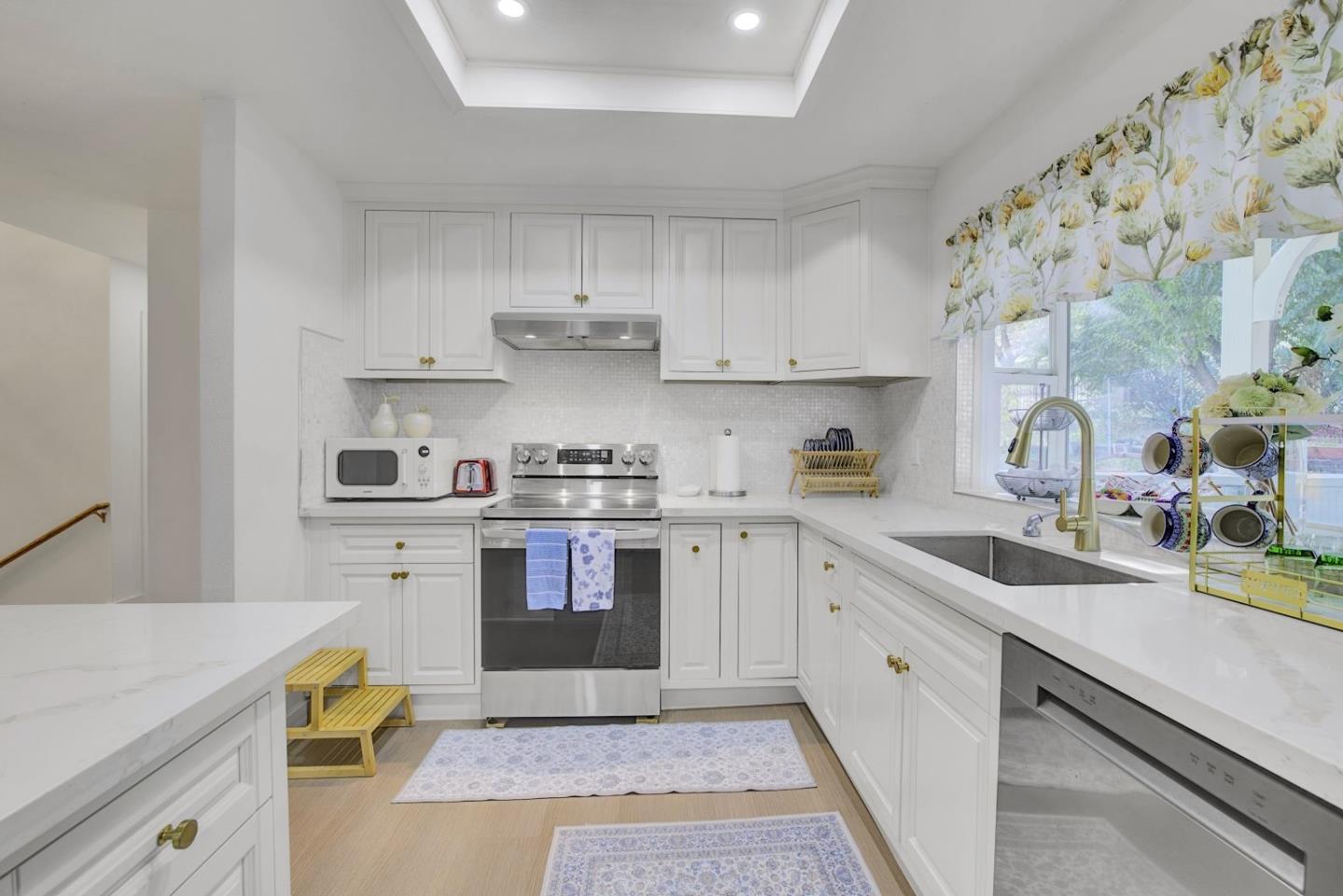 Detail Gallery Image 14 of 55 For 17411 Holiday Dr, Morgan Hill,  CA 95037 - 4 Beds | 2/1 Baths