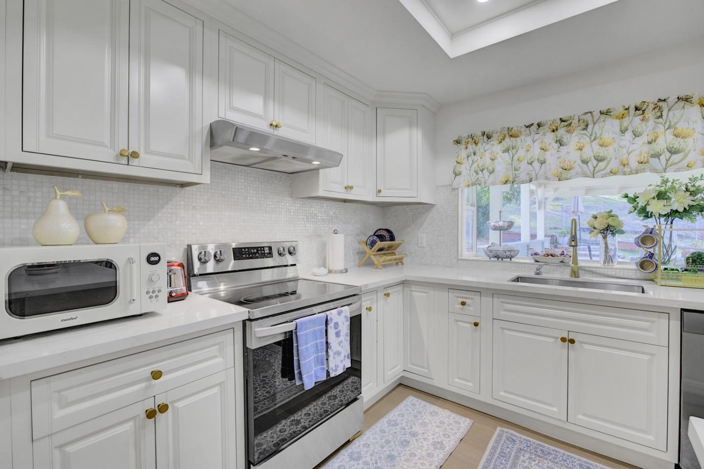 Detail Gallery Image 16 of 55 For 17411 Holiday Dr, Morgan Hill,  CA 95037 - 4 Beds | 2/1 Baths