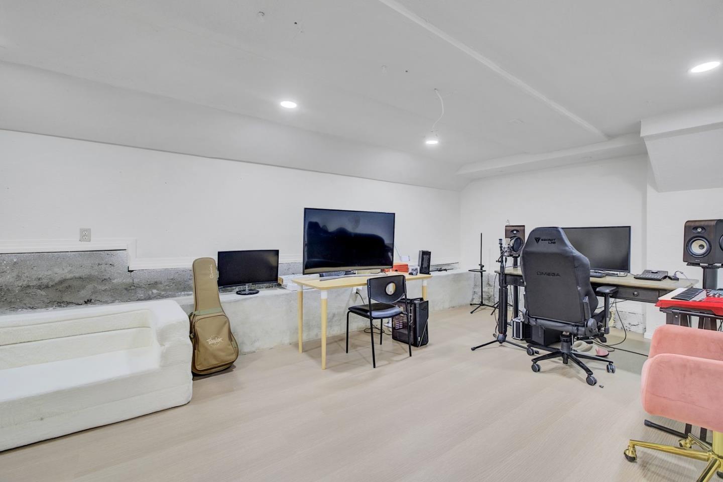 Detail Gallery Image 20 of 55 For 17411 Holiday Dr, Morgan Hill,  CA 95037 - 4 Beds | 2/1 Baths