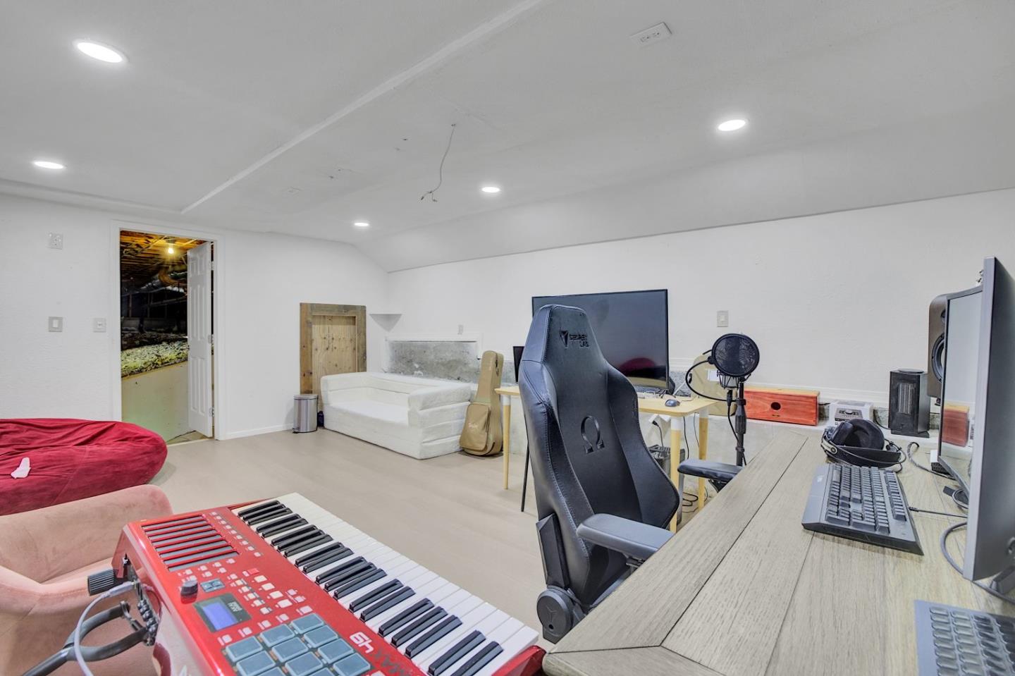 Detail Gallery Image 21 of 55 For 17411 Holiday Dr, Morgan Hill,  CA 95037 - 4 Beds | 2/1 Baths