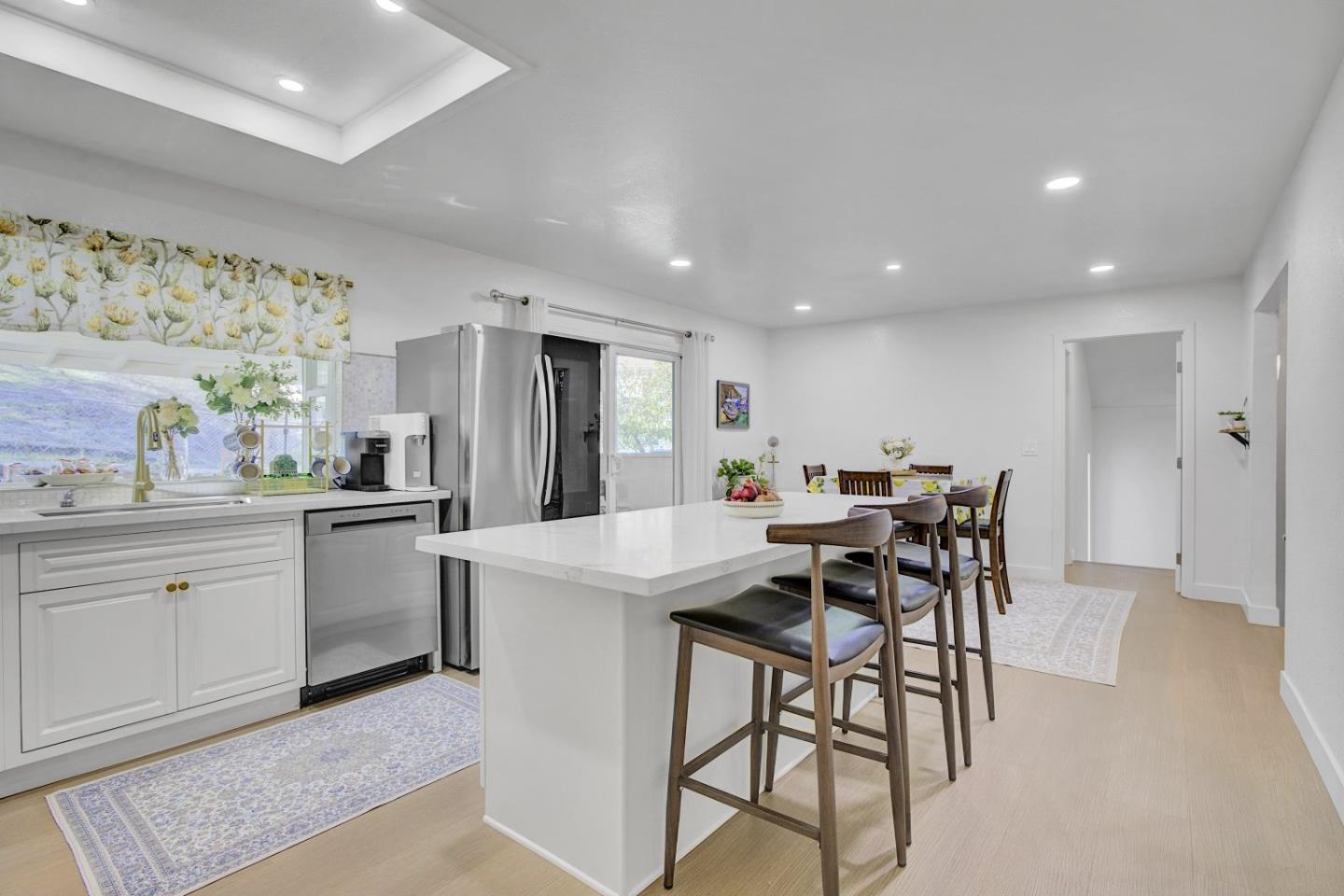 Detail Gallery Image 8 of 55 For 17411 Holiday Dr, Morgan Hill,  CA 95037 - 4 Beds | 2/1 Baths