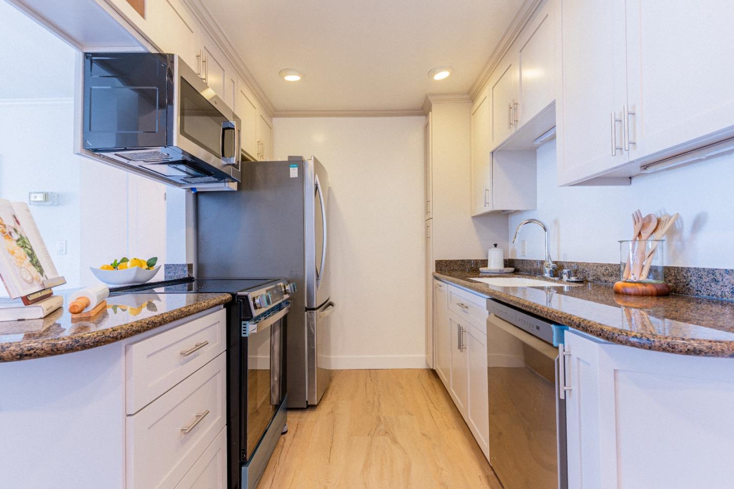 Detail Gallery Image 10 of 39 For 1945 Mount Vernon Ct #14,  Mountain View,  CA 94040 - 2 Beds | 2 Baths