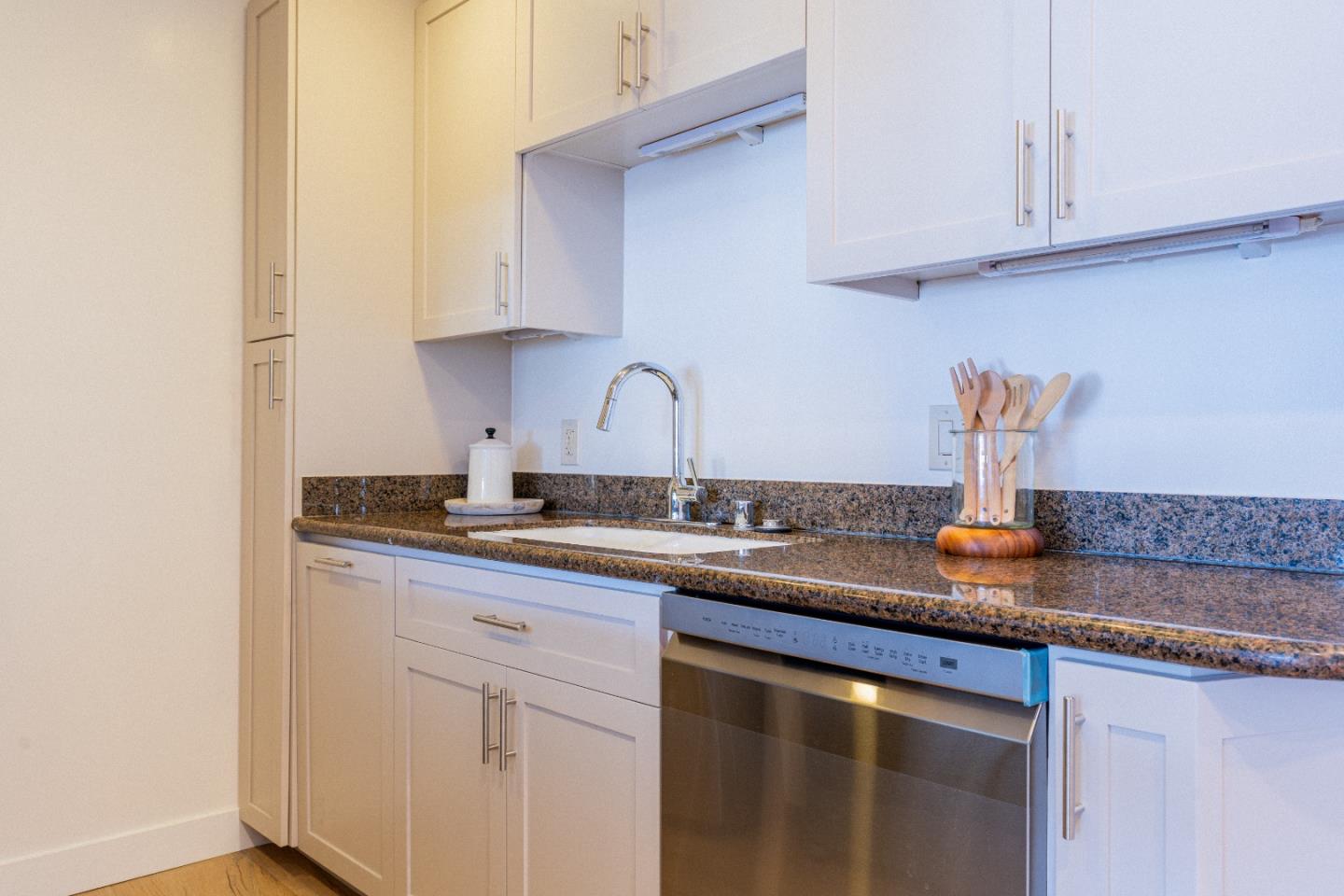 Detail Gallery Image 11 of 39 For 1945 Mount Vernon Ct #14,  Mountain View,  CA 94040 - 2 Beds | 2 Baths