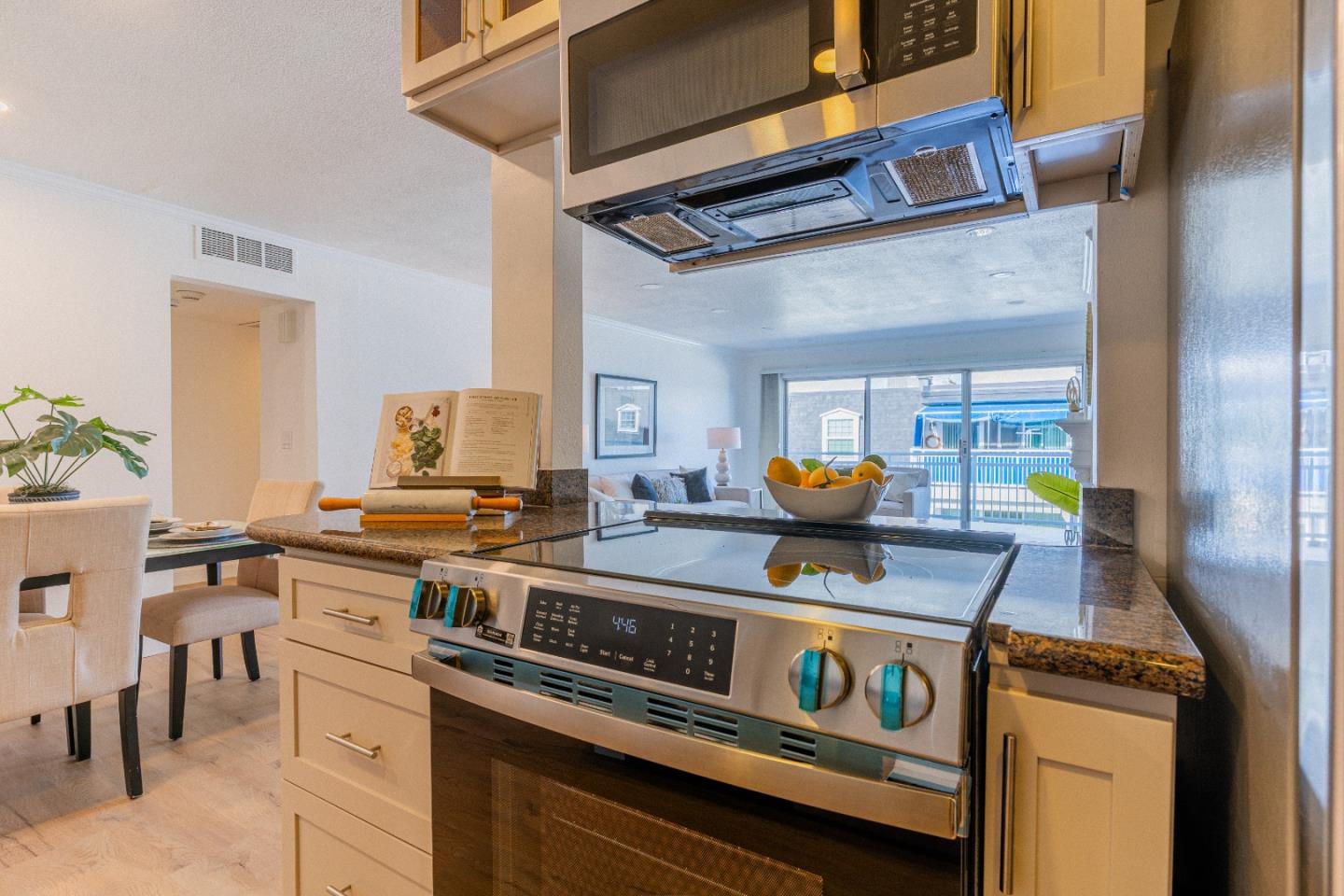 Detail Gallery Image 12 of 39 For 1945 Mount Vernon Ct #14,  Mountain View,  CA 94040 - 2 Beds | 2 Baths