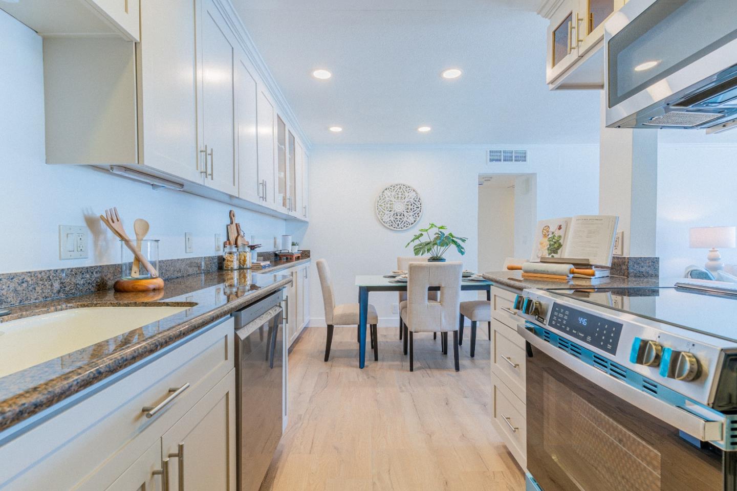 Detail Gallery Image 13 of 39 For 1945 Mount Vernon Ct #14,  Mountain View,  CA 94040 - 2 Beds | 2 Baths