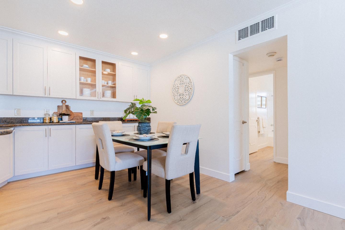 Detail Gallery Image 6 of 39 For 1945 Mount Vernon Ct #14,  Mountain View,  CA 94040 - 2 Beds | 2 Baths