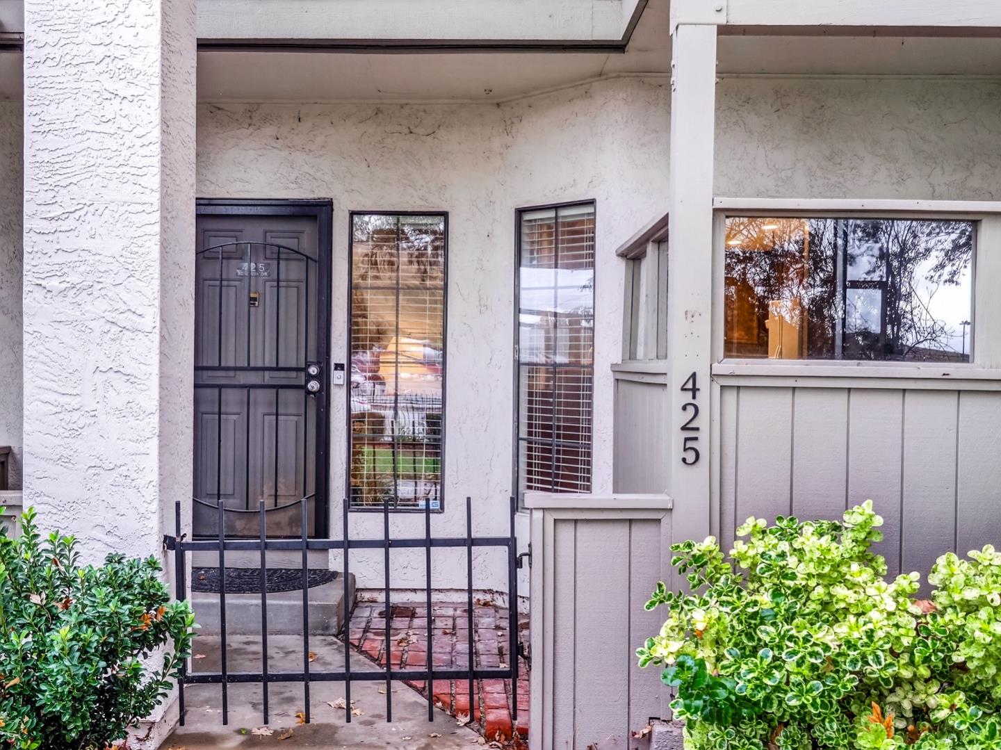 Detail Gallery Image 2 of 46 For 425 Kenbrook Cir, San Jose,  CA 95111 - 2 Beds | 2 Baths