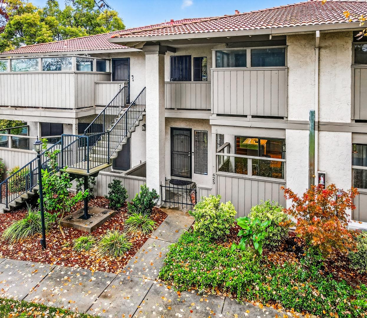 Detail Gallery Image 3 of 46 For 425 Kenbrook Cir, San Jose,  CA 95111 - 2 Beds | 2 Baths