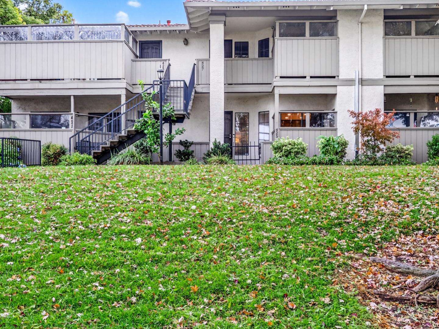 Detail Gallery Image 4 of 46 For 425 Kenbrook Cir, San Jose,  CA 95111 - 2 Beds | 2 Baths