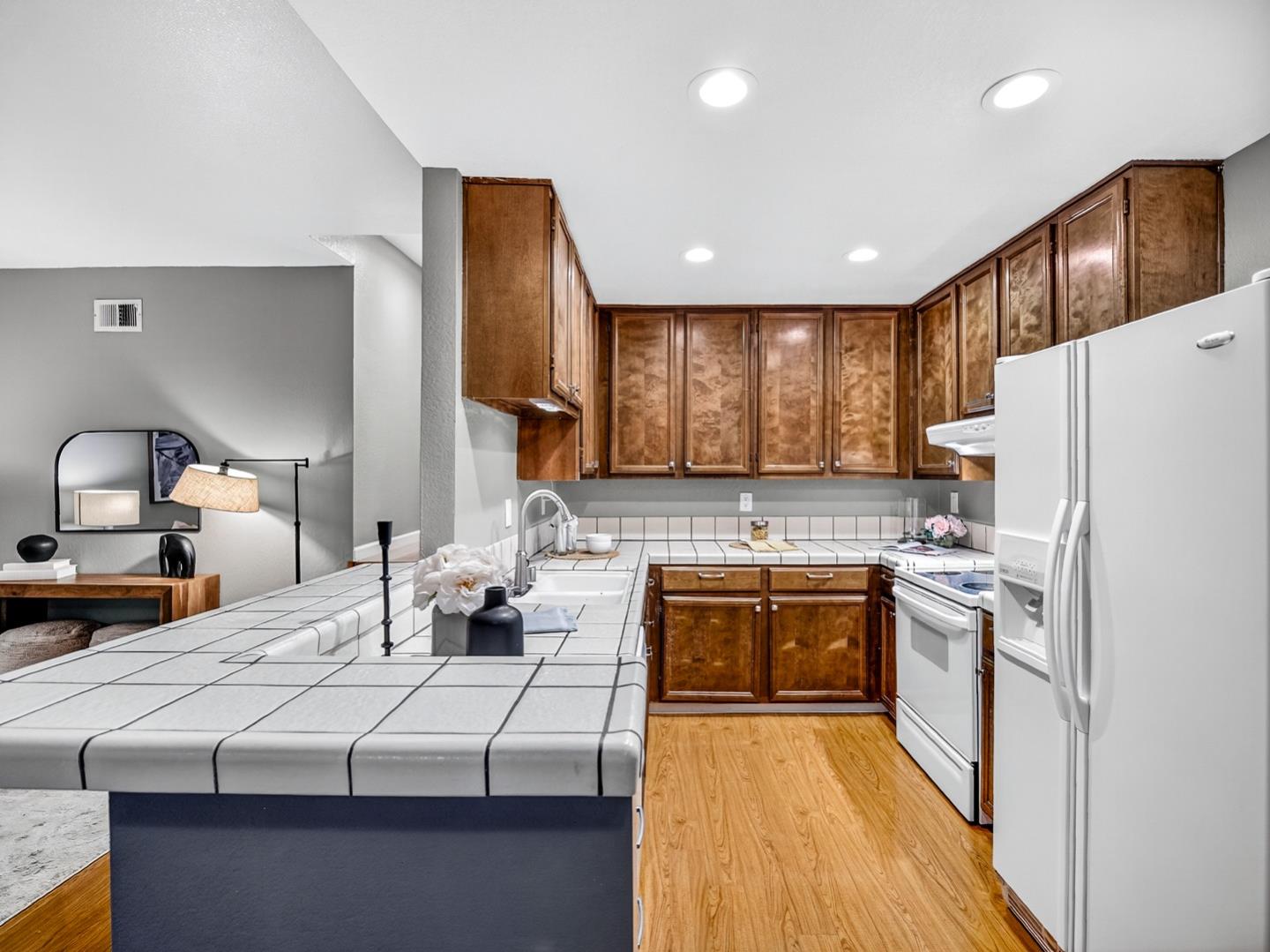 Detail Gallery Image 5 of 46 For 425 Kenbrook Cir, San Jose,  CA 95111 - 2 Beds | 2 Baths