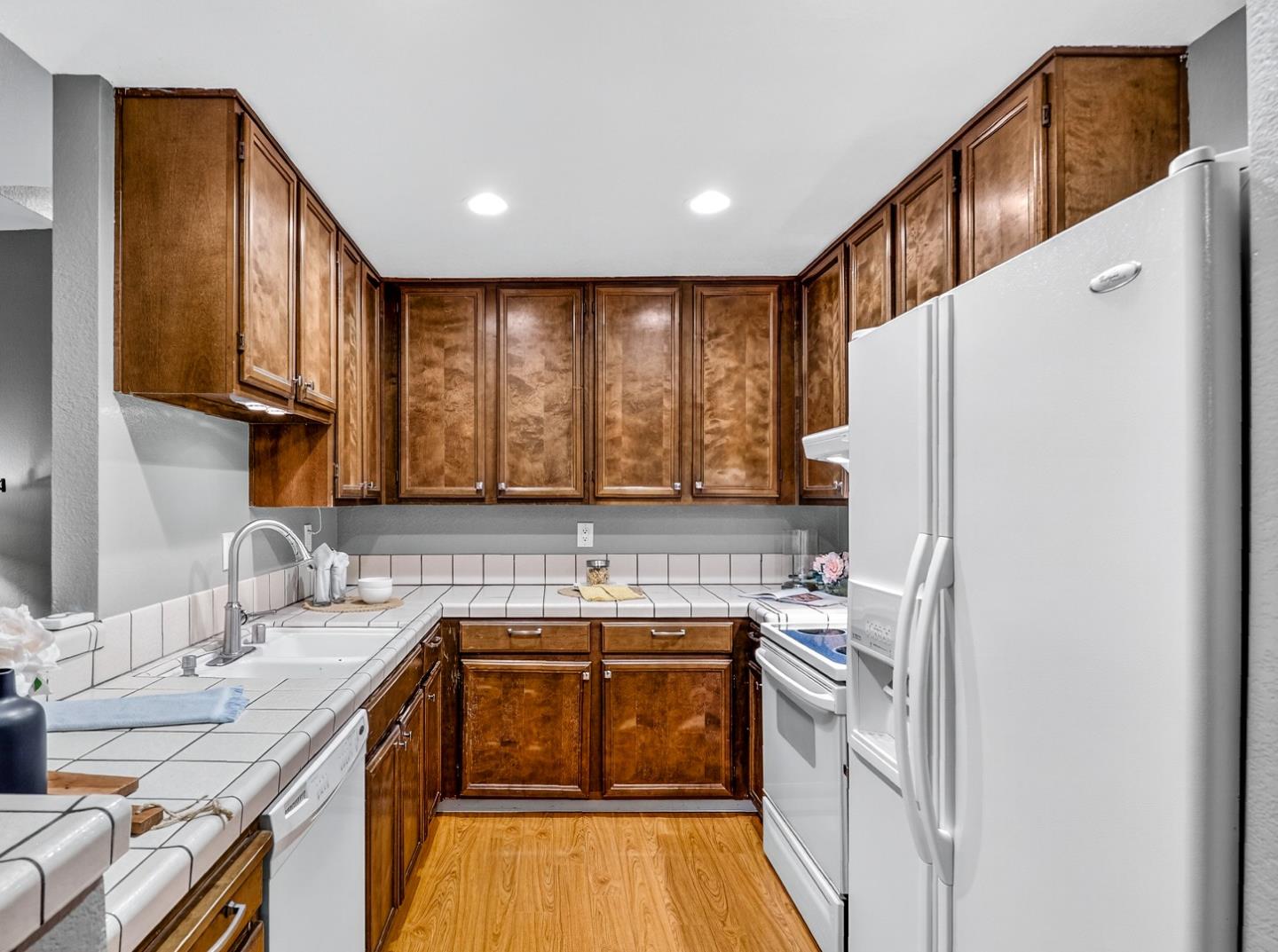 Detail Gallery Image 6 of 46 For 425 Kenbrook Cir, San Jose,  CA 95111 - 2 Beds | 2 Baths