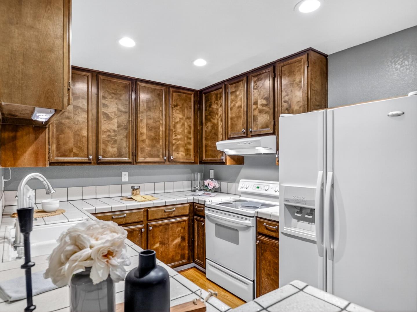 Detail Gallery Image 7 of 46 For 425 Kenbrook Cir, San Jose,  CA 95111 - 2 Beds | 2 Baths