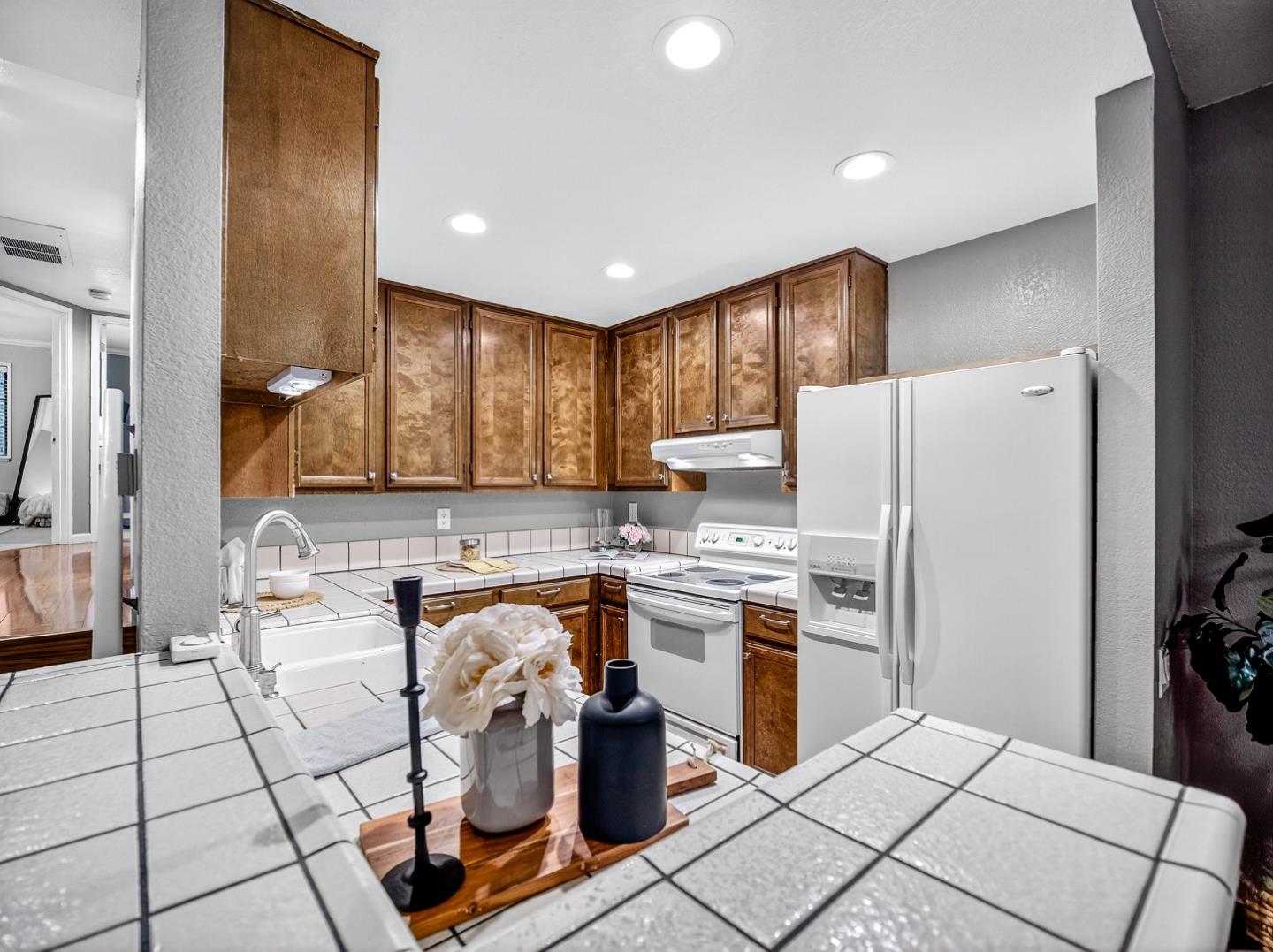 Detail Gallery Image 8 of 46 For 425 Kenbrook Cir, San Jose,  CA 95111 - 2 Beds | 2 Baths