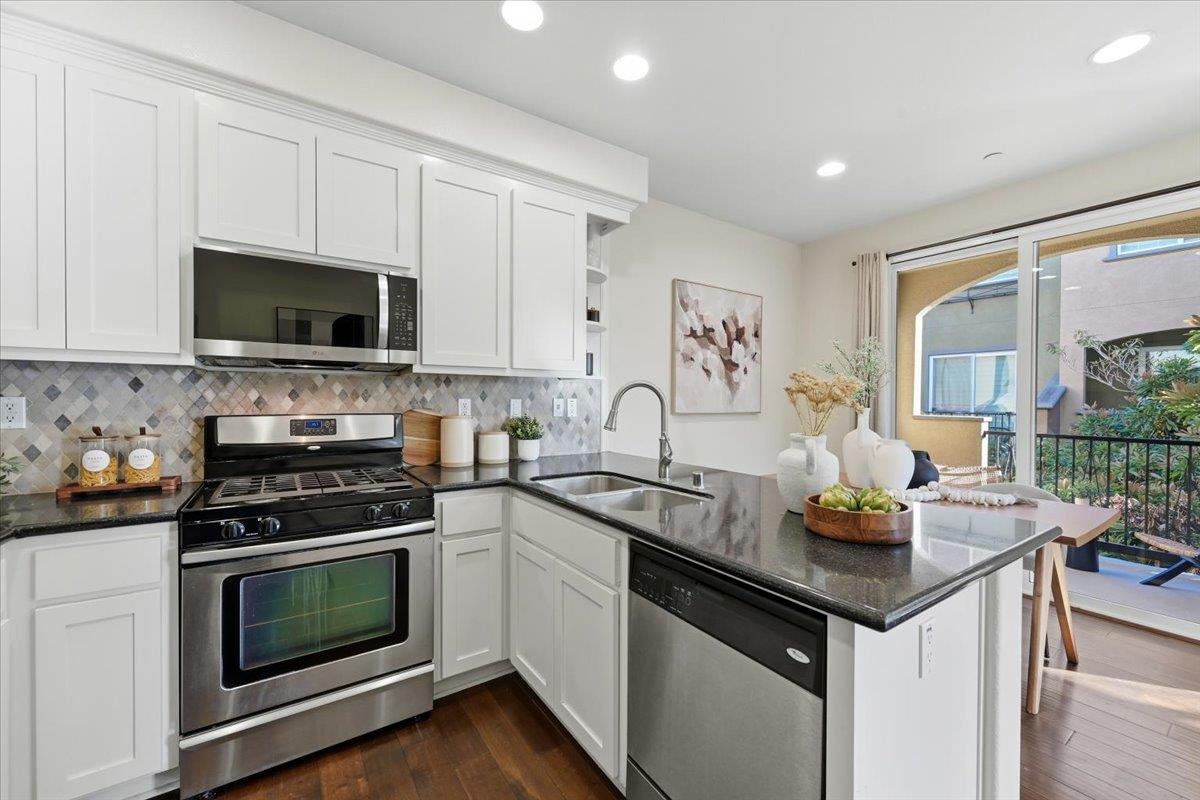 Detail Gallery Image 14 of 41 For 536 Almaden Walk Loop, San Jose,  CA 95125 - 2 Beds | 2/1 Baths