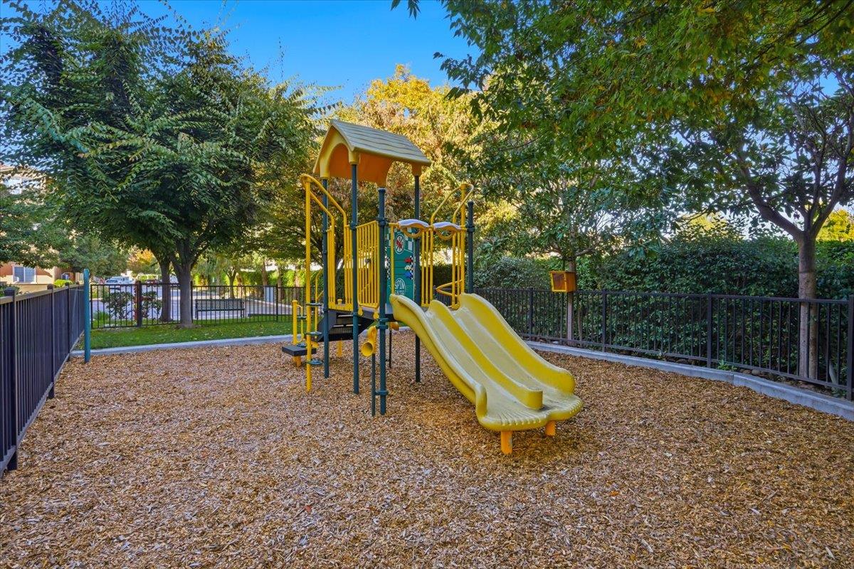 Detail Gallery Image 40 of 41 For 536 Almaden Walk Loop, San Jose,  CA 95125 - 2 Beds | 2/1 Baths