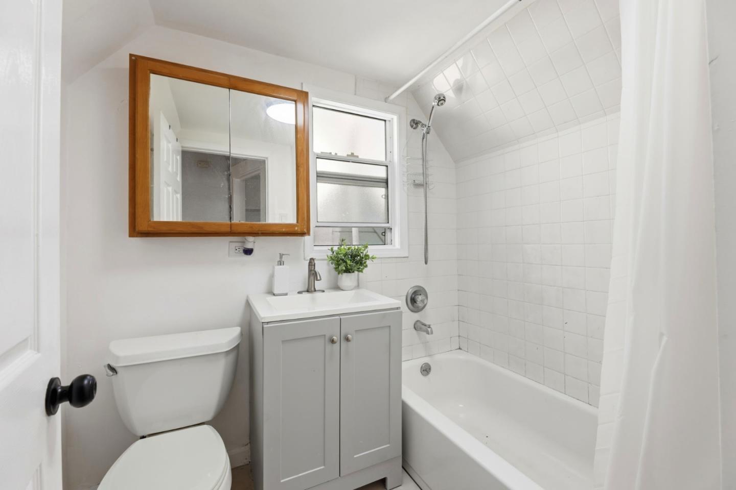 Detail Gallery Image 33 of 40 For 2504 E 24th St, Oakland,  CA 94601 - 4 Beds | 3 Baths