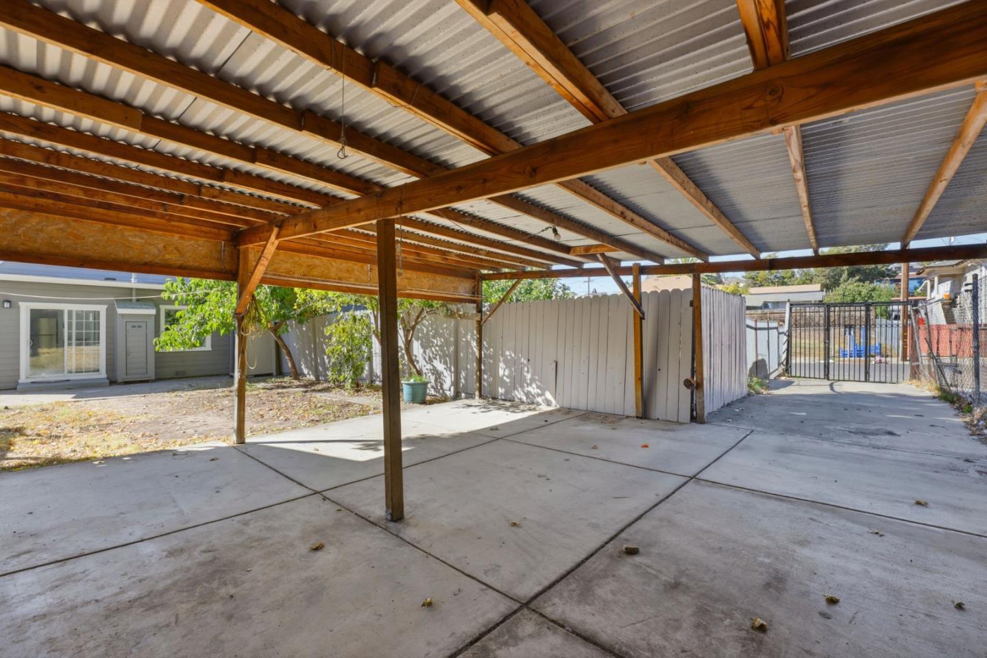 Detail Gallery Image 36 of 40 For 2504 E 24th St, Oakland,  CA 94601 - 4 Beds | 3 Baths