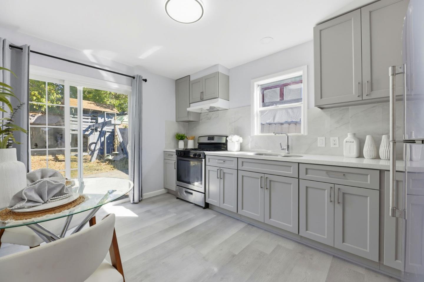 Detail Gallery Image 8 of 40 For 2504 E 24th St, Oakland,  CA 94601 - 4 Beds | 3 Baths