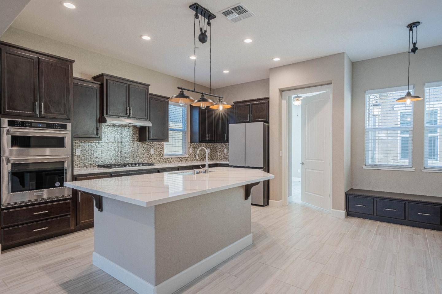 Detail Gallery Image 10 of 45 For 1357 Sunridge Dr, Hollister,  CA 95023 - 4 Beds | 3/1 Baths