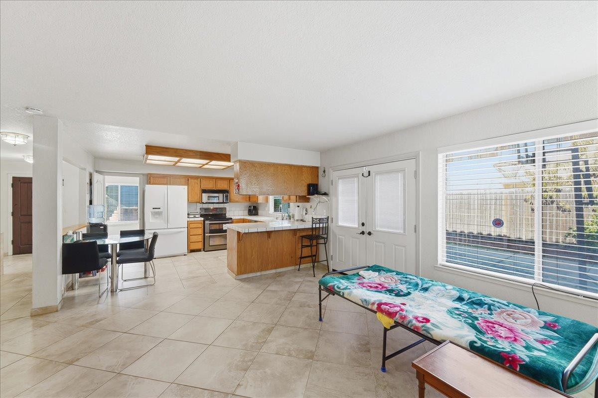 Detail Gallery Image 3 of 31 For 215 June Ct, Watsonville,  CA 95076 - 4 Beds | 2/1 Baths