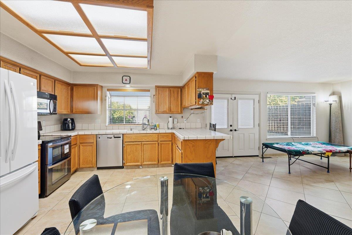 Detail Gallery Image 7 of 31 For 215 June Ct, Watsonville,  CA 95076 - 4 Beds | 2/1 Baths