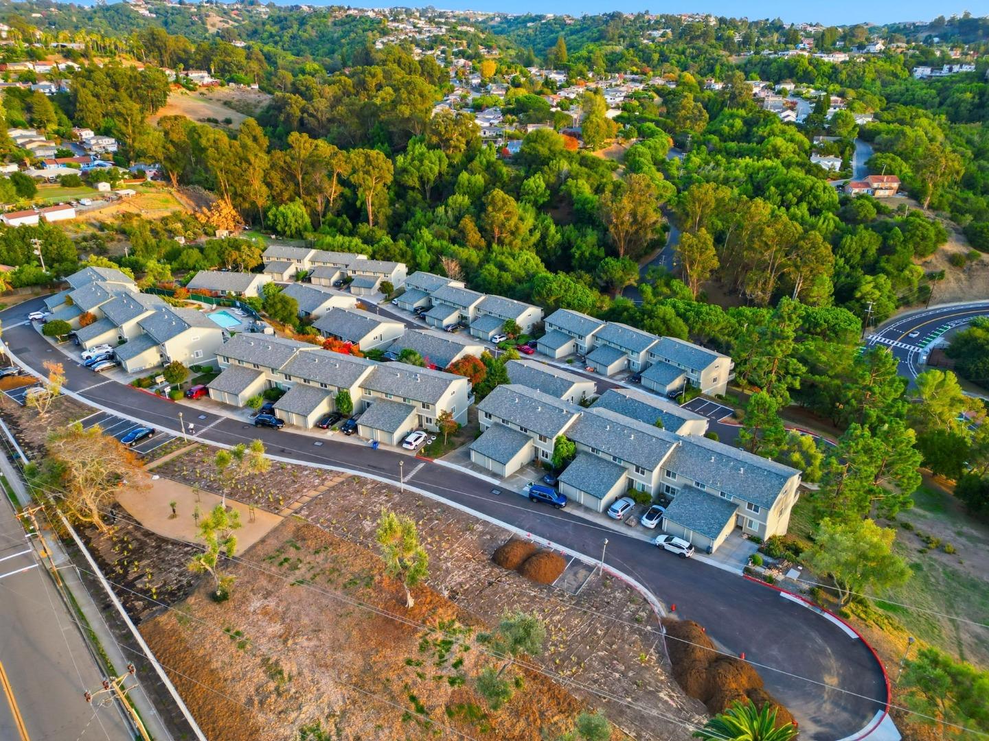 Detail Gallery Image 34 of 38 For 25067 Oakridge Ct, Hayward,  CA 94541 - 3 Beds | 2/1 Baths