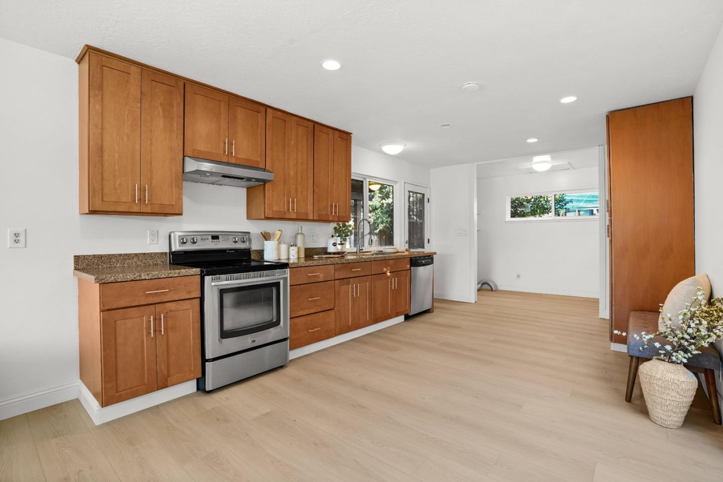 Detail Gallery Image 14 of 60 For 887 Kozera Dr, San Jose,  CA 95136 - 5 Beds | 2/1 Baths