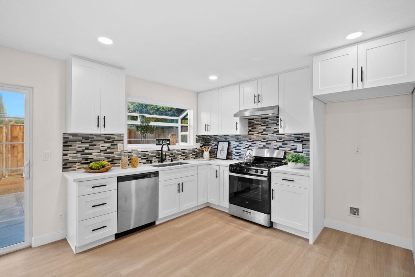 Detail Gallery Image 8 of 61 For 5138 Vera Ln, San Jose,  CA 95111 - 3 Beds | 2 Baths