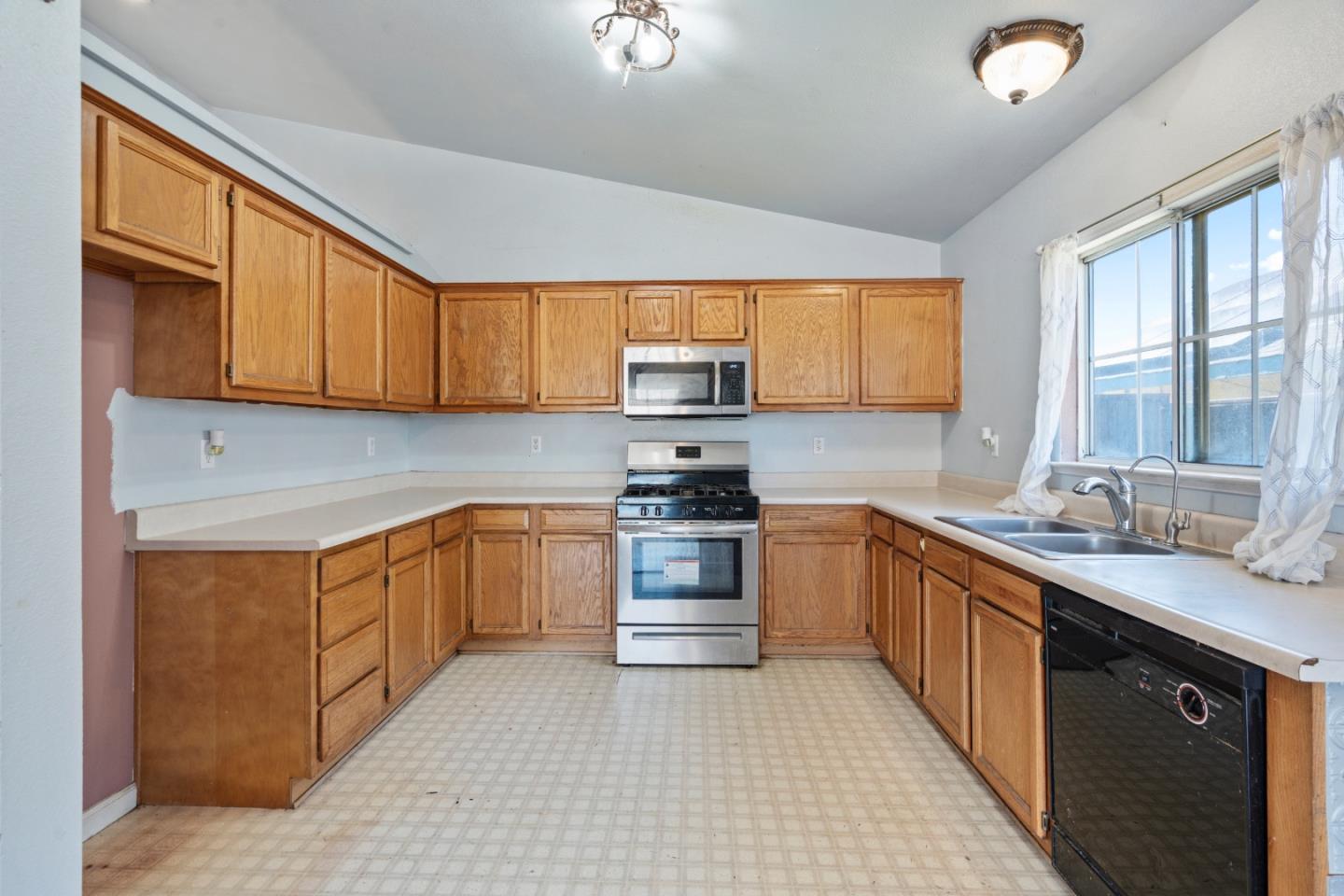 Detail Gallery Image 13 of 36 For 827 Terraza St, Soledad,  CA 93960 - 4 Beds | 2 Baths