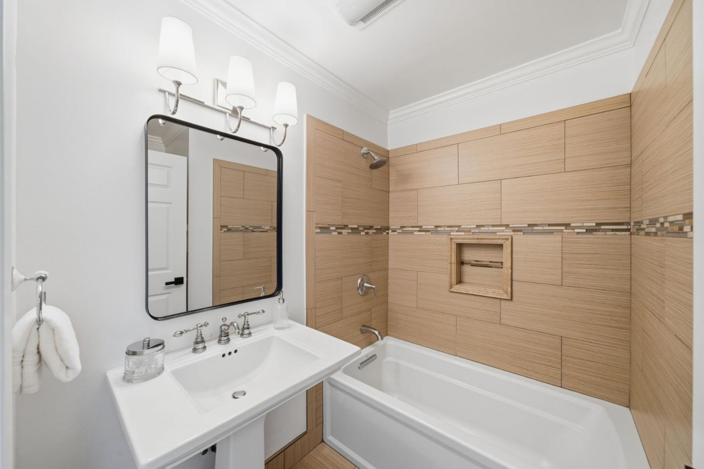 Detail Gallery Image 29 of 43 For 29 Bloomfield Rd, Burlingame,  CA 94010 - 4 Beds | 4 Baths